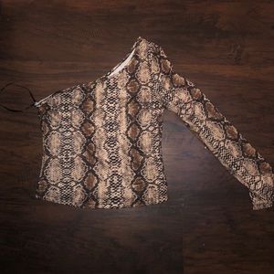 One shoulder shirt